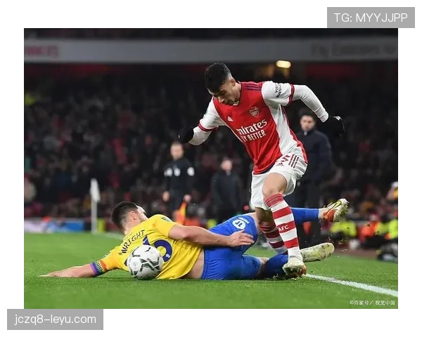 曼联防线失误问题影响关键战表现,赛季稳定性面临考验 曼联防线失误问题影响关键战表现,赛季稳定性面临考验