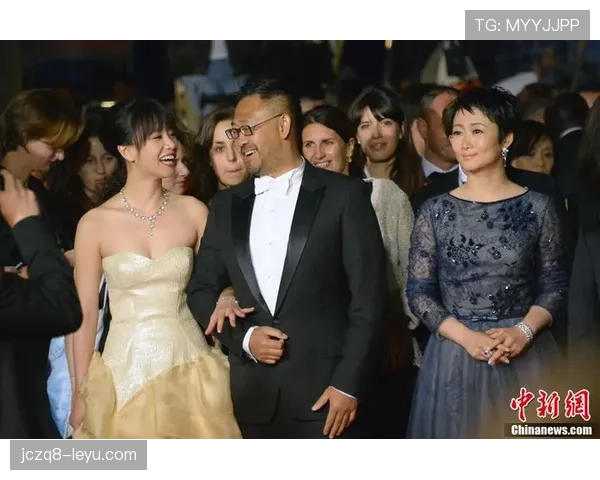 李梦手挽的那只包，一秒把我的午饭预算抹掉